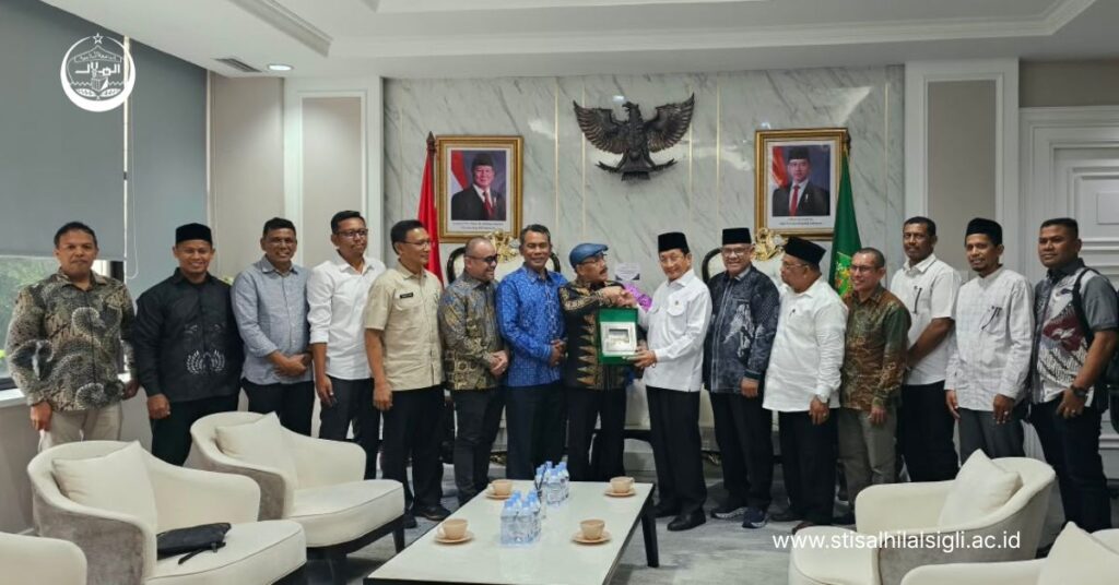 Bupati Pidie H. Sarjani Abdullah menyerahkan proposal penegerian PTI Al-Hilal Sigli menjadi IAIN Al-Hilal Sigli kepada Menteri Agama RI Prof. KH. Nasaruddin Umar di Jakarta