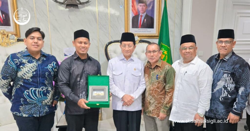 Bupati Pidie H. Sarjani Abdullah menyerahkan proposal penegerian PTI Al-Hilal Sigli menjadi IAIN Al-Hilal Sigli kepada Menteri Agama RI Prof. KH. Nasaruddin Umar di Jakarta