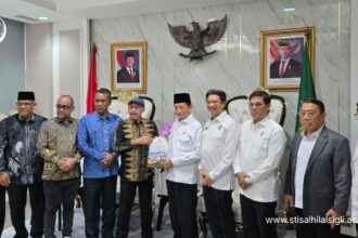 Bupati Pidie H. Sarjani Abdullah menyerahkan proposal penegerian PTI Al-Hilal Sigli menjadi IAIN Al-Hilal Sigli kepada Menteri Agama RI Prof. KH. Nasaruddin Umar di Jakarta