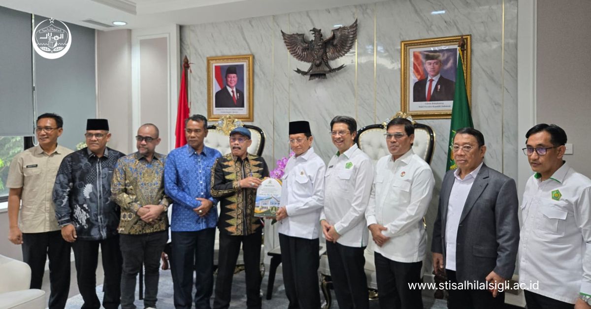 Bupati Pidie H. Sarjani Abdullah menyerahkan proposal penegerian PTI Al-Hilal Sigli menjadi IAIN Al-Hilal Sigli kepada Menteri Agama RI Prof. KH. Nasaruddin Umar di Jakarta